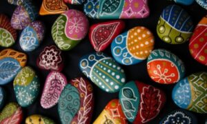 hand painted stones 750x450 1 - 5 idees originals per decorar l’aula i el passadís de primavera