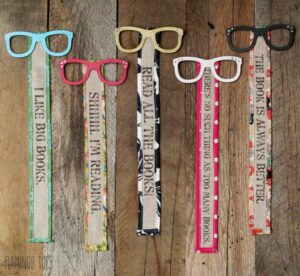 cute glasses and fabric bookmarks 750x691 1 - Un munt d’idees de punts de llibre originals