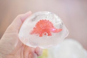 dinosaur ice egg 400x265 1 - 5 activitats divertides per fer amb gel