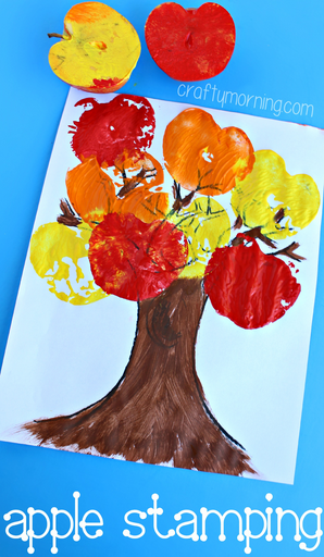 fall tree craft using apples as stamps - Representar la TARDOR amb diferentes tècniques