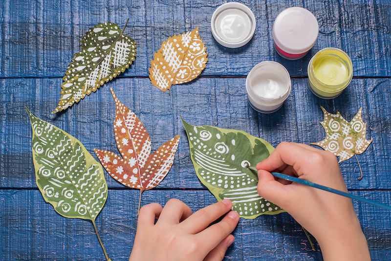 pintar fulles amb pintura - Representar la TARDOR amb diferentes tècniques
